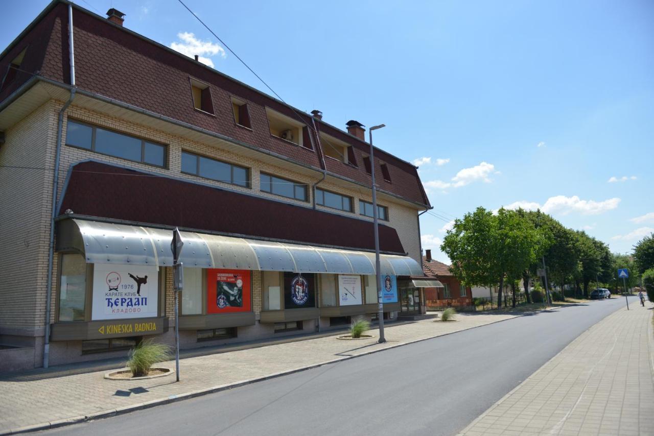 Apartmani Tomic Kladovo Buitenkant foto